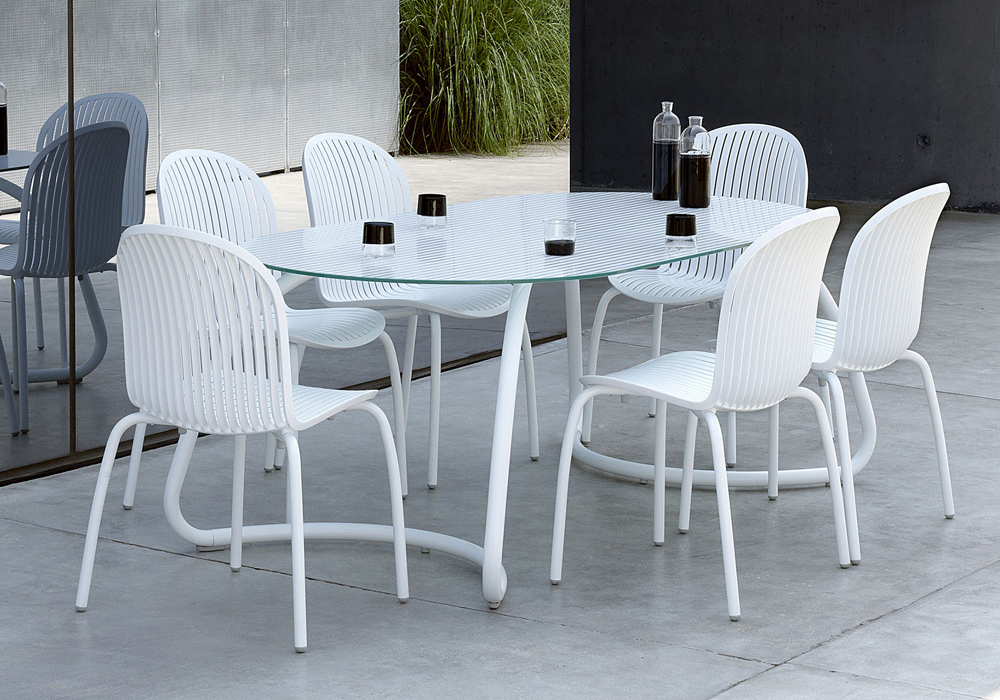 Loto Dinner table with tempered Float glass top & Aluminium legs. 1 Loto Dinner table with tempered Float glass top & Aluminium legs.